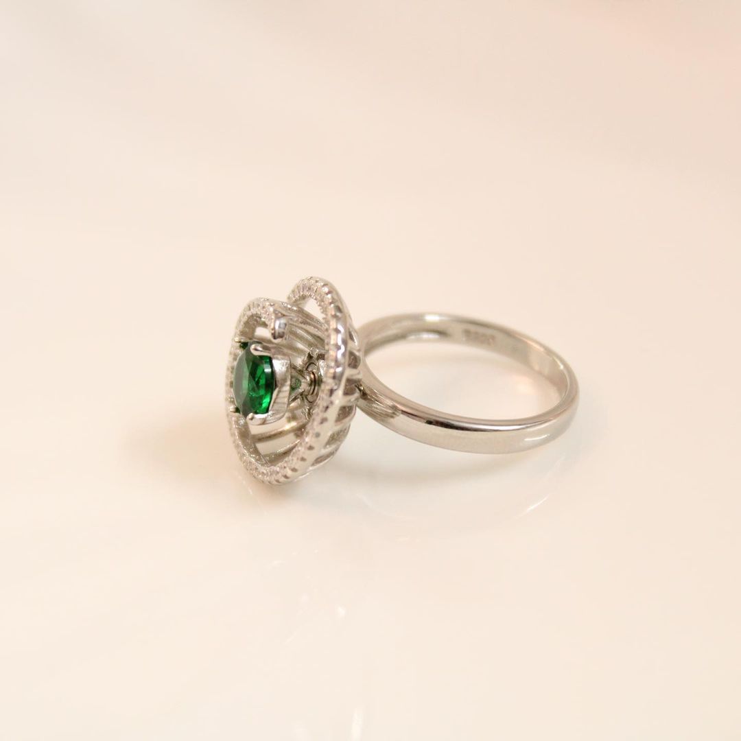 Movable 2.60Ct Green Round Cut Solitaire Ring | Birthday Gift For Sister | Surprise Gift Ring For Her